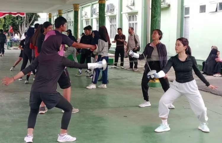 Atlet anggar Kota Jambi berlatih di Lapangan Korem 042 Garuda Putih. Selasa (19/8/2025) (Dok. Daus)