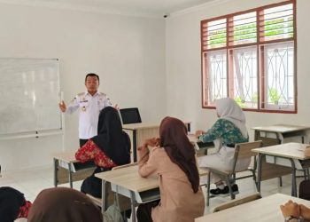 Gubernur Jambi Al Haris berdialog dengan siswa Sekolah Rakyat Menengah Atas (SRMA) 5 Jambi di Sentra Alyatama, Talang Bakung, Rabu (20/8/2025). (Dok. Stepanus)