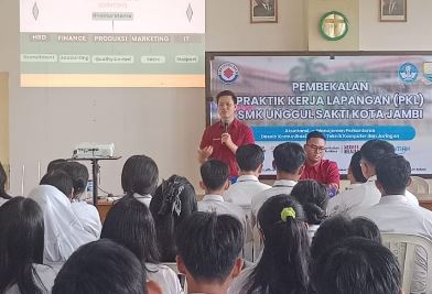 Supervisor HRD PT Sinar Sentosa Primatama (Sinsen), Rendy Saputra, memberikan materi pembekalan Praktik Kerja Lapangan (PKL) kepada siswa SMK Unggul Sakti Kota Jambi, Selasa (19/8/2025). (Dok. Yola)