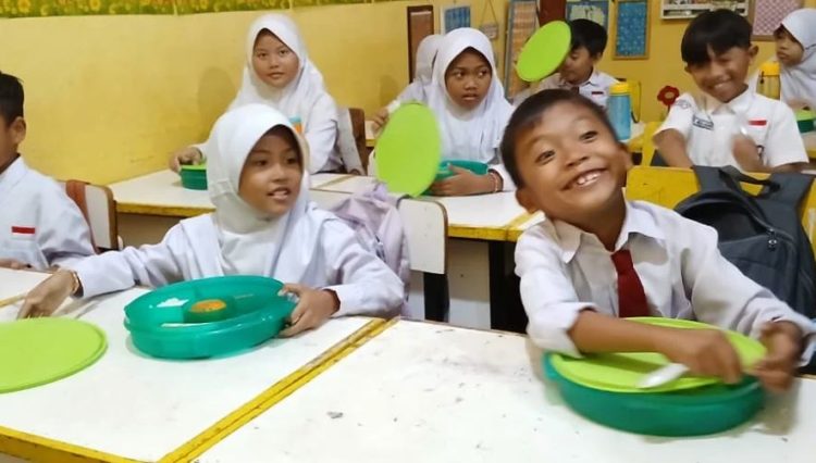 Siswa sekolah dasar di Kota Jambi mengikuti program Makan Bergizi Gratis (MBG).Rabu (20/8/2025). (Dok. Yola)