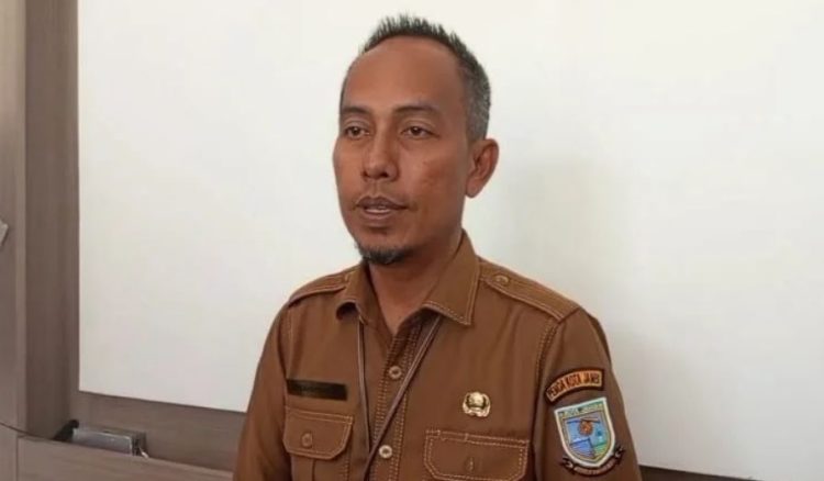Kepala Dinas Perumahan dan Kawasan Permukiman (Perkim) Kota Jambi, Mahruzar, memberikan keterangan terkait pemutakhiran data kawasan kumuh di Kota Jambi, Kamis (21/8/2025). (Dok Stepanus)