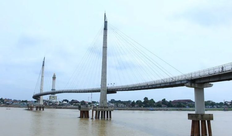 Jembatan pedestrian Gentala Arasy yang membentang di atas Sungai Batanghari, Jambi. (Dok. Stepanus)