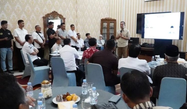 Menteri Transmigrasi RI Muhammad Iftitah Sulaiman Suryanagara memberikan pemaparan saat pertemuan dengan Gubernur Jambi Al Haris dan jajaran di Rumah Dinas Bupati Muaro Jambi, Rabu (20/8/2025). (Dok. Stepanus)