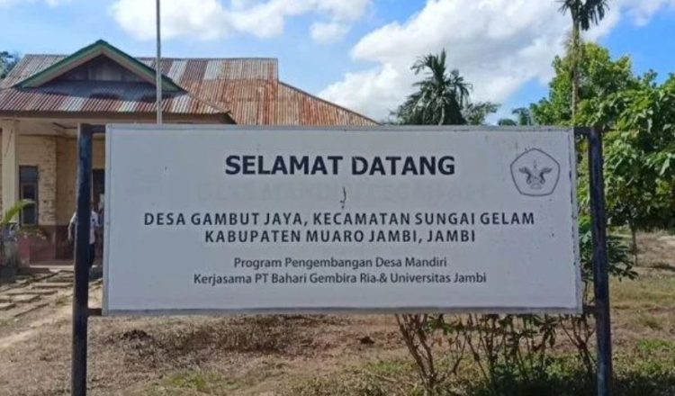 Papan selamat datang di Desa Gambut Jaya, Kecamatan Sungai Gelam, Kabupaten Muaro Jambi. Desa ini menjadi lokasi program Transmigrasi Swakarsa Mandiri (TSM) IV yang hingga kini masih menyisakan konflik lahan. (Dok. Stepanus)