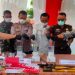 Petugas dari Kejaksaan Negeri Tanjung Jabung Timur bersama unsur Forkopimda memusnahkan barang bukti tindak pidana, termasuk narkotika, dengan cara diblender di halaman Kejari Tanjab Timur, Kamis (21/8/2025). (Dok Daus)
