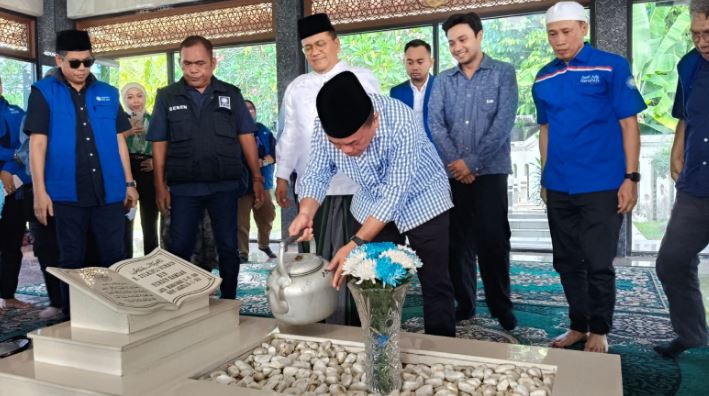 Ketua DPW PAN Jambi Al Haris memimpin ziarah ke makam pendiri PAN Jambi di Kota Jambi, Jumat (22/8/2025) (Dok. Daus)