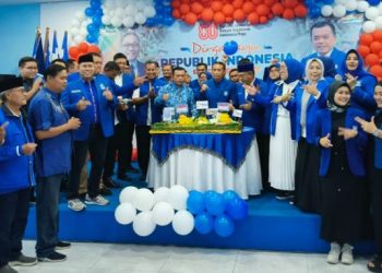 Ketua DPW PAN Jambi sekaligus Gubernur Jambi, Al Haris, memimpin pemotongan tumpeng pada puncak peringatan Milad ke-27 PAN di Rumah PAN Jambi, Sabtu (23/8/2025). (Dok. Daus)