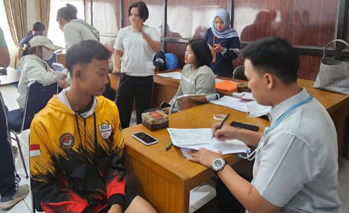Seorang atlet bela diri Jambi menjalani pemeriksaan kesehatan yang dilakukan tim medis KONI Provinsi Jambi di Aula KONI Jambi, Jumat (22/8/2025), sebagai persiapan menuju PON Bela Diri 2025 di Kudus, Jawa Tengah. (Dok,. Daus)