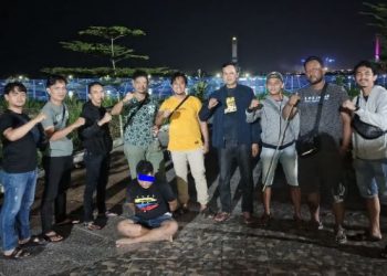 Tim Unit Reskrim Polsek Pasar Polresta Jambi bersama tersangka pencurian parfum mewah yang ditangkap di kawasan Taman RTH Kota Jambi, Jumat (22/8/2025) malam. (Dok. Humas)