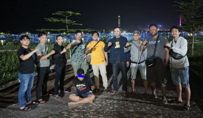 Tim Unit Reskrim Polsek Pasar Polresta Jambi bersama tersangka pencurian parfum mewah yang ditangkap di kawasan Taman RTH Kota Jambi, Jumat (22/8/2025) malam. (Dok. Humas)