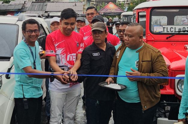 Sekretaris Daerah Kota Jambi, A. Ridwan, bersama perwakilan komunitas otomotif memotong pita sebagai tanda dibukanya Auto Fest 2025 di Terminal Rawasari, Sabtu (23/8/2025). (Dok, Stepanus)