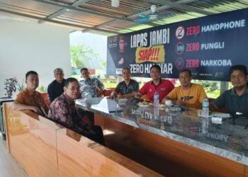 Jajaran Lapas Kelas IIA Jambi bersama personel Polsek Kota Baru saat melakukan pertemuan koordinasi di Lapas Jambi, Minggu (03/08/2025). (Dok. Daus)