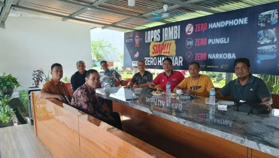 Jajaran Lapas Kelas IIA Jambi bersama personel Polsek Kota Baru saat melakukan pertemuan koordinasi di Lapas Jambi, Minggu (03/08/2025). (Dok. Daus)