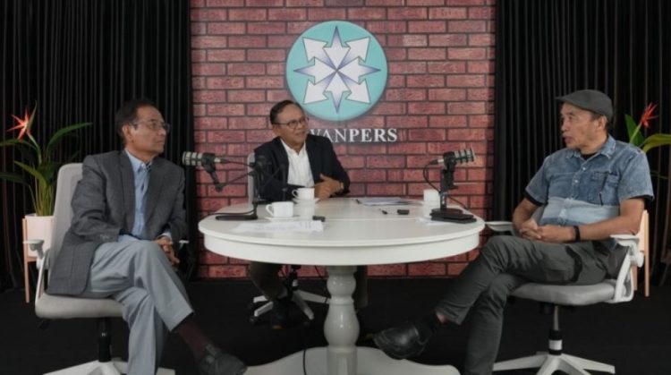 Ketua Dewan Pers Prof. Komaruddin Hidayat (tengah) bersama Prof. Mahfud MD (kiri) dan jurnalis senior Bambang Harymurti (kanan) dalam podcast Suara Demokrasi yang membahas kondisi kebebasan pers di Indonesia. (Dok. Dewan Pers