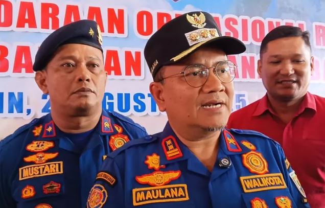 Wali Kota Jambi Maulana didampingi Kepala Dinas Damkartan Mustari Affandi saat memberikan keterangan di Kantor Damkartan Kota Jambi, Senin (25/8/2025). (Dok. Stepanus)