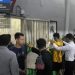 Petugas Lapas Narkotika Kelas IIB Muara Sabak saat menggelar razia di blok hunian warga binaan, Selasa malam (26/8/2025). (Dok. Humas Lapas)