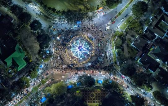 Suasana malam di kawasan Tugu Keris Siginjai, Kota Jambi (Dok. Instagram @jambiku)