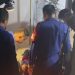 Petugas Damkar Kota Jambi mengevakuasi seekor anak kucing yang terjebak di saluran sempit rumah warga di Pematang Sulur, Telanaipura, Rabu (27/8/2025). (Dok. Daus)