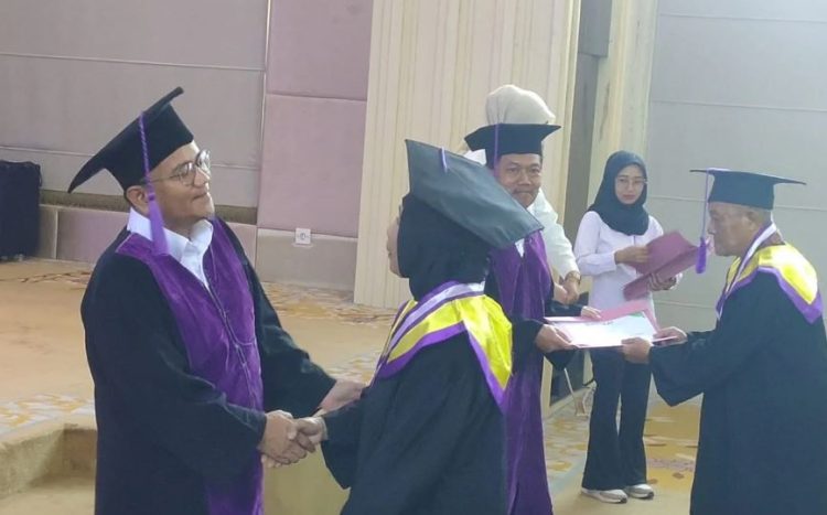 Wali Kota Jambi, Maulana, menyalami salah satu peserta wisuda Sekolah Lansia Tangguh Rahma di Aula Griya Mayang, Rabu (27/8/2025). (Dok. Yola)