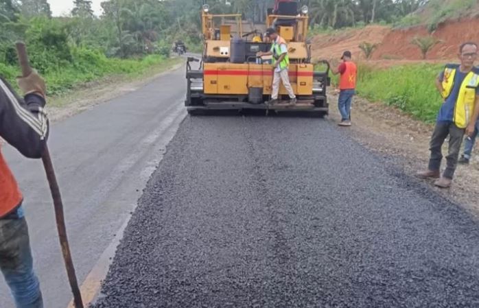 Pekerja BPJN Jambi melakukan perbaikan jalan nasional dengan metode pelapisan aspal baru di salah satu ruas jalan, Kamis (28/8/2025). (Dok. Daus)