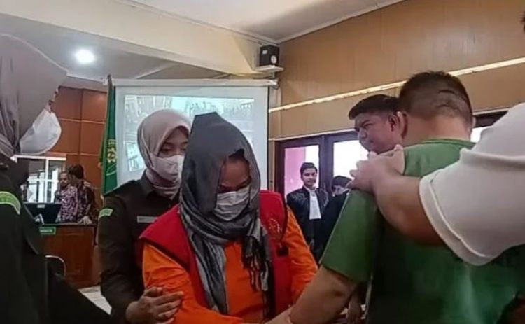 Terdakwa kasus narkotika Helen Dian Krisnawati digiring petugas usai sidang banding di Pengadilan Tinggi Jambi, Rabu (27/8/2025). (Dok. Nahar)