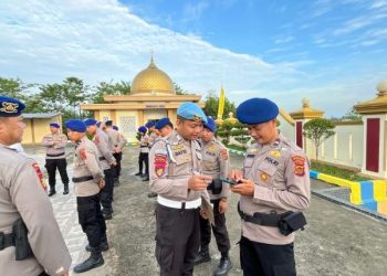 Personel Ditpolairud Polda Jambi mengikuti pemeriksaan rutin oleh Provos terkait keterlibatan dalam praktik judi daring, di Mako Ditpolairud Polda Jambi, Senin (4/8/2025). (Dok. Nahar)