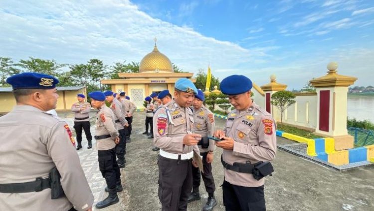 Personel Ditpolairud Polda Jambi mengikuti pemeriksaan rutin oleh Provos terkait keterlibatan dalam praktik judi daring, di Mako Ditpolairud Polda Jambi, Senin (4/8/2025). (Dok. Nahar)