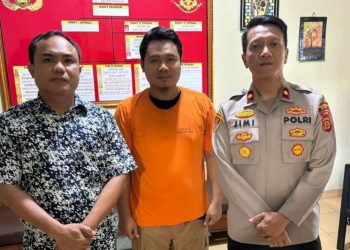 AKP Jimi Fernando, Kapolsek Kota Baru (kanan), berfoto bersama tersangka Khoeri (tengah) dan penyidik usai proses penanganan kasus penggelapan jabatan yang kini dihentikan, Senin (4/8/2025). (Dok Stepanus)