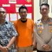 AKP Jimi Fernando, Kapolsek Kota Baru (kanan), berfoto bersama tersangka Khoeri (tengah) dan penyidik usai proses penanganan kasus penggelapan jabatan yang kini dihentikan, Senin (4/8/2025). (Dok Stepanus)