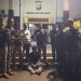 Petugas gabungan dari Polsek Kota Baru dan Polresta Jambi berhasil menangkap tersangka pencurian sepeda motor di kawasan Paal Lima, Kota Jambi. Tersangka duduk di depan Mapolsek Kota Baru usai ditangkap, Jumat malam (1/8/2025). (Dok. Stepanus)