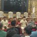 Asisten I Setda Provinsi Jambi Arief Munandar (tengah berbaju krem) bersama pejabat Pemprov dan DPRD Jambi berdialog dengan perwakilan massa Aliansi Petani Menggugat di Aula Kantor Gubernur Jambi, Senin (4/8/2025). (Dok. Stepanus)