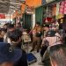 Petugas gabungan dari Satgas Pangan Provinsi Jambi dan Ditreskrimsus Polda Jambi memeriksa alat timbang dan barang dagangan di salah satu toko grosir di Pasar Angso Duo, Jambi, saat inspeksi mendadak terkait dugaan peredaran beras oplosan, Rabu (17/7/2025). (Dok. Daus)