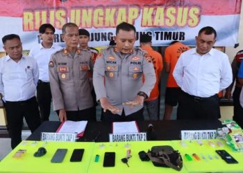 Kapolres Tanjab Timur AKBP M. Kuswicaksono didampingi jajaran memperlihatkan barang bukti narkotika dalam konferensi pers pengungkapan dua kasus narkoba di Mapolres Tanjab Timur, Senin (4/8/2025). (Dok. Daus)