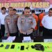 Kapolres Tanjab Timur AKBP M. Kuswicaksono didampingi jajaran memperlihatkan barang bukti narkotika dalam konferensi pers pengungkapan dua kasus narkoba di Mapolres Tanjab Timur, Senin (4/8/2025). (Dok. Daus)