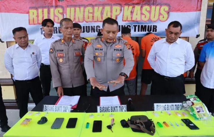 Kapolres Tanjab Timur AKBP M. Kuswicaksono didampingi jajaran memperlihatkan barang bukti narkotika dalam konferensi pers pengungkapan dua kasus narkoba di Mapolres Tanjab Timur, Senin (4/8/2025). (Dok. Daus)