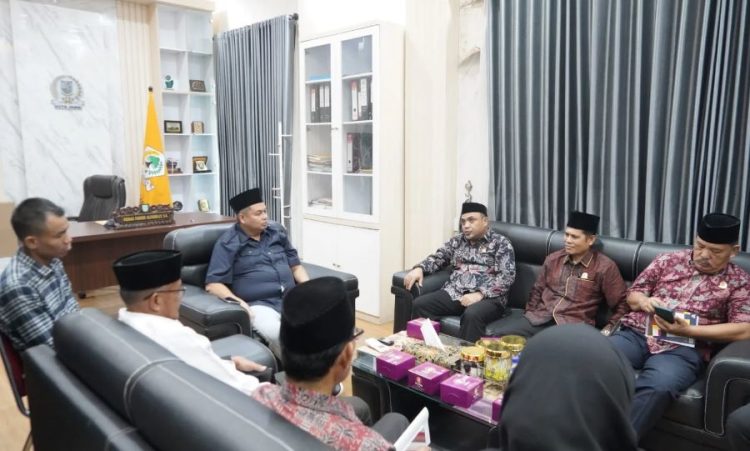 Ketua LAM Kota Jambi, Datuk Aswan Hidayat, bersama jajaran pengurus bersilaturahmi dengan Ketua DPRD Kota Jambi, Kemas Faried Alfarelly, di ruang kerja DPRD, Kamis (31/7/2025). (Dok. Daus)