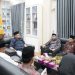 Ketua LAM Kota Jambi, Datuk Aswan Hidayat, bersama jajaran pengurus bersilaturahmi dengan Ketua DPRD Kota Jambi, Kemas Faried Alfarelly, di ruang kerja DPRD, Kamis (31/7/2025). (Dok. Daus)