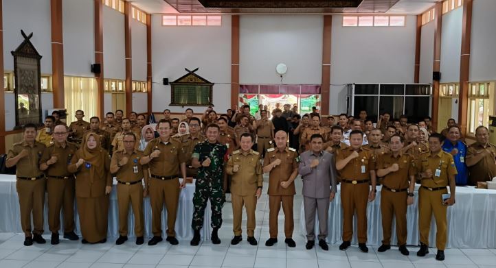 Gubernur Jambi Al Haris bersama Bupati Bungo Dedy Putra, jajaran pejabat Pemprov dan Pemkab Bungo, serta unsur Forkopimda usai rapat koordinasi percepatan pembangunan dan pengembangan Bandara Bungo, Selasa (5/8/2025). (Dok. Erit - Humas)