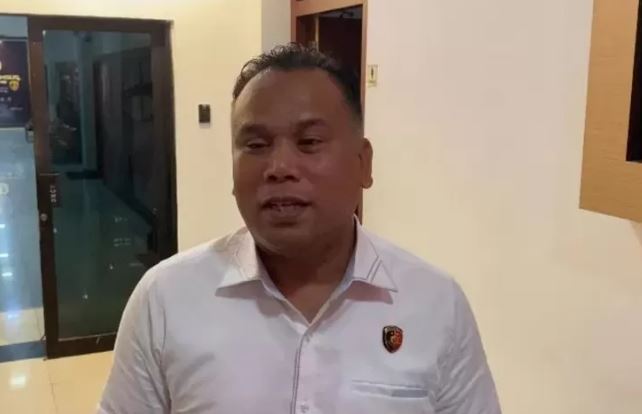 Direktur Reskrimsus Polda Jambi, Kombes Pol Taufik Nurmandia, saat memberikan keterangan terkait upaya pemblokiran 2.180 situs judi online di Mapolda Jambi, Rabu (6/8/2025). (Foto: Nahar)