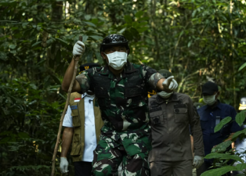 "Komandan Kodim 0416/Bungo Tebo Letkol Inf Dedy Pungky Irawanto memimpin patroli di kawasan hutan Bukit Tiga Puluh, Kecamatan Sumay, Kabupaten Tebo, Jambi, untuk mengantisipasi kebakaran hutan dan lahan, Kamis (7/8/2025). (Dok. Penrem)