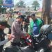 Petugas Direktorat Intelkam Polda Jambi bersama pengurus DPW Tekab Provinsi Jambi memasang bendera Merah Putih di kendaraan ojek online saat memperingati HUT ke-80 RI di kawasan Kota Baru, Jambi, Rabu (6/8/2025). (Foto: Nahar)