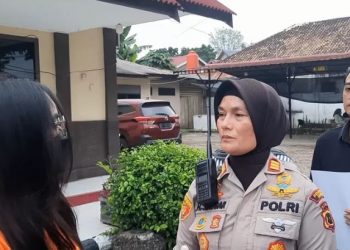 Kapolsek Jambi Selatan, AKP Helrawati, saat memberikan keterangan pers terkait penangkapan mantan karyawati VIP PUB & BAR yang diduga melakukan penggelapan uang perusahaan sebesar Rp81 juta, di Polsek Jambi Selatan, Selasa (5/8/2025). (Dok. Daus)