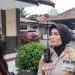 Kapolsek Jambi Selatan, AKP Helrawati, saat memberikan keterangan pers terkait penangkapan mantan karyawati VIP PUB & BAR yang diduga melakukan penggelapan uang perusahaan sebesar Rp81 juta, di Polsek Jambi Selatan, Selasa (5/8/2025). (Dok. Daus)