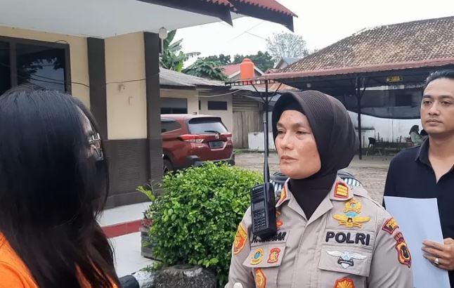 Kapolsek Jambi Selatan, AKP Helrawati, saat memberikan keterangan pers terkait penangkapan mantan karyawati VIP PUB & BAR yang diduga melakukan penggelapan uang perusahaan sebesar Rp81 juta, di Polsek Jambi Selatan, Selasa (5/8/2025). (Dok. Daus)