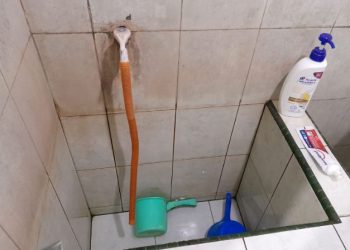 Bak mandi warga Kecamatan Alam Barajo, Kota Jambi, yang kosong akibat terhentinya pasokan air bersih dari Perumdam Tirta Mayang, Rabu (6/8/2025). (Dok. Warga - Samsul)