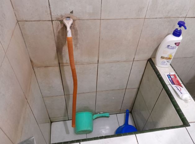 Bak mandi warga Kecamatan Alam Barajo, Kota Jambi, yang kosong akibat terhentinya pasokan air bersih dari Perumdam Tirta Mayang, Rabu (6/8/2025). (Dok. Warga - Samsul)