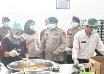 Dansat Brimob Polda Jambi Kombes Pol. M. Faishal Aris meninjau langsung dapur umum Program Makan Bergizi Gratis di SPPG Pasar Kota Jambi, Kamis (7/8/2025). (Dok, Nahar)