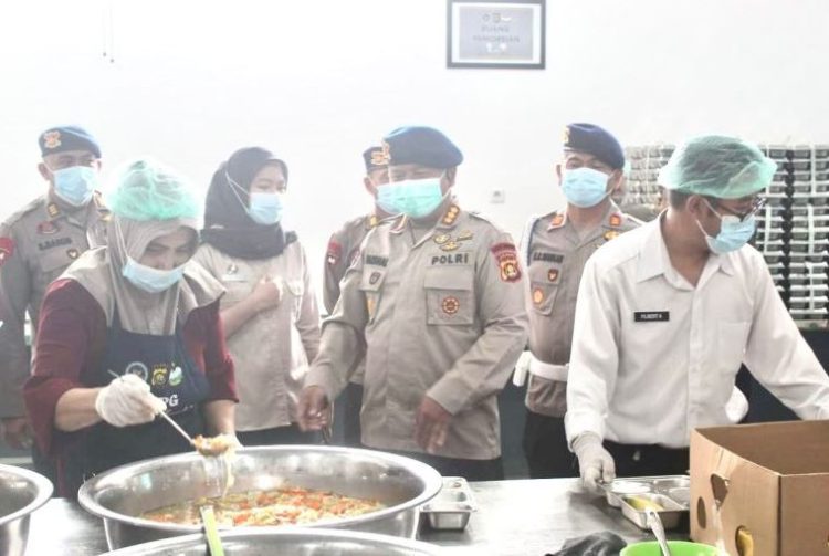 Dansat Brimob Polda Jambi Kombes Pol. M. Faishal Aris meninjau langsung dapur umum Program Makan Bergizi Gratis di SPPG Pasar Kota Jambi, Kamis (7/8/2025). (Dok, Nahar)