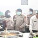 Dansat Brimob Polda Jambi Kombes Pol. M. Faishal Aris meninjau langsung dapur umum Program Makan Bergizi Gratis di SPPG Pasar Kota Jambi, Kamis (7/8/2025). (Dok, Nahar)
