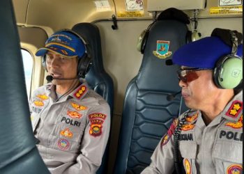 Dirpolairud Polda Jambi Kombes Pol Agus Tri Waluyo (kiri) bersama KBO Ditpolairud AKBP Lukman melakukan patroli udara menggunakan helikopter Bell 429 untuk memantau titik hotspot dan area rawan kebakaran di wilayah Muaro Jambi dan Tanjung Jabung Timur, Jumat (1/8/2025). (Dok. Humas)